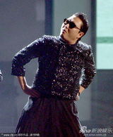 组图：鸟叔获新媒体奖 压轴表演大秀骑马舞