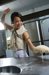 组图：阿雅宣传新书 柳妈妈站台助阵催“生养”