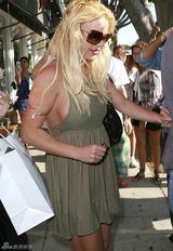 幻灯图集：布兰妮清凉裙装外出购物 嘟嘴表情可爱
