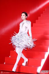 组图：杨丞琳穿华服亮相 尾椎伤势未复原