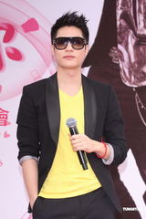 组图：周汤豪长针眼戴墨镜遮丑 公布择偶条件