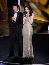 组图：甜姐安妮-海瑟薇主持奥斯卡 百变造型秀才艺