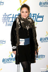 高清图：阿娇(钟欣桐)时尚现身出席活动 力挺好姐妹阿Sa(蔡卓妍)