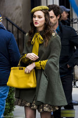 高清组图：莉顿-梅斯特街拍 斗篷大衣搭配花裙