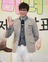 高清组图：张娜拉宣传新剧《童颜美女》粉红俏皮