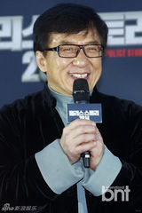 组图：成龙韩国宣传《警察故事》 始源义气助阵