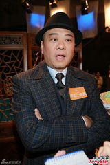 组图：欧阳震华健康复工 笑言欲请貌美男看护