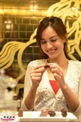 组图：名模Mandy Lieu巧手炮制巧克力圣诞树