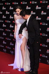 高清组图：2011网络盛典王中磊张俪携手走红毯