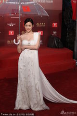 组图：《马尔代夫遇见爱》孙文婷低胸秀雪乳