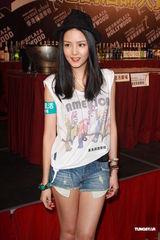 组图：冼色丽活动现场性感调酒