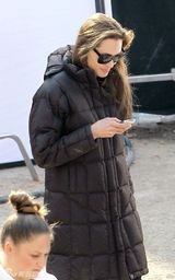 组图：朱莉匈牙利拍导演处女作 皮特随行献吻秀恩爱