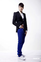 幻灯图：何润东变身帅气击剑手 大牌女星领衔MV