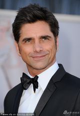 组图：男星约翰-斯塔莫斯西装革履亮相红毯