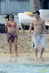 组图：钱宁-塔图姆赤膊戏水 孕妻比基尼挺大肚