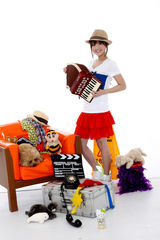 高清图：金莎带宠物拍杂志 画面彩色活力十足