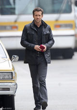 组图：《冥界警局》片场 “毒妈”扮嫩雷诺兹耍帅