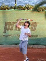 组图：莱昂纳多满脸胡渣 变屌丝与女友骑车打球