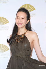 组图：莫文蔚暑假英国陪老公 直言无生育计划