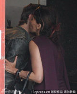 组图：阿汤哥与神秘女友补庆生日暧昧拥吻