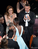 组图：奥斯卡现场另一面 颁奖礼成好友聚会