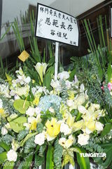 组图：林峰素服为祖母设灵 遗憾祖母未能看自己个唱