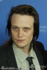 《除了我们还有谁》发布会 男星迪赫英伦范十足