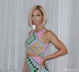 组图：碧昂斯全新短发造型曝光 印花裙身材苗条