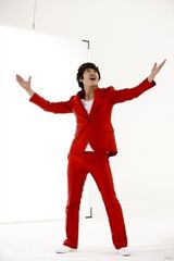 组图：韩星尹相铉代言拍广告 火红西装入镜帅气抢眼