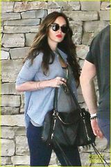 组图：梅根-福克斯挺孕肚出街 老公贴心护驾