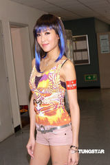 幻灯图集：陈敏之为戏扮妓女 热裤示人“挺”胸上阵