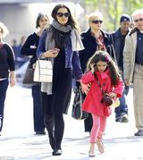 组图：小苏瑞上学途中煲电话粥 开心与男同学约会