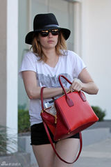 组图：艾玛-罗伯茨穿白T热裤出门红包包抢镜