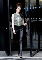 高清组图：克里斯汀-斯图尔特亮相巴黎时装周