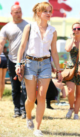 高清图：艾玛-沃特森热裤亮相音乐节 不慎走光