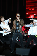 高清图：李敏镐北京曝私密档案 抛吻送拥抱