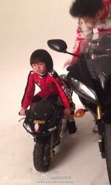 组图：林志颖庆粉丝破2500万晒父子骑机车帅照