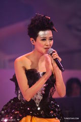 组图：罗敏庄大肚开唱 黄日华王祖蓝现场助阵