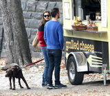 高清组图：安妮-海瑟薇和未婚夫纽约散步热吻