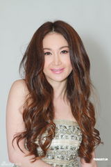 组图：温碧霞拍专辑封面 白色纱裙大秀性感美腿