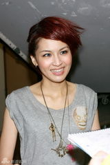 组图：曾沛慈香港开唱 吸引好友歌迷捧场