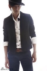 组图：黄明爵士风写真曝光 优雅诠释多变型男