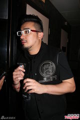 组图：恭硕良酒吧开唱 林德信现身支持