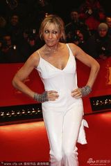 组图：女演员布里奇特白色低胸连体裤俏皮亮相