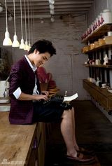 组图：丁子峻拍时尚大片 雅痞风随性而自然