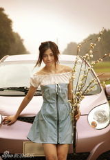 幻灯图：“悦悦女孩”拍可爱写真 狗狗出场做模特