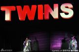 组图：Twins广州演唱会火爆 姐妹妖姬引尖叫连连