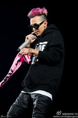 高清组图：韩团Bigbang日本开唱 成员潮服亮相