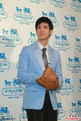 组图：王力宏西装亮相代言阳光俊朗