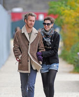 组图：安妮-海瑟薇与丈夫甜蜜轧马路